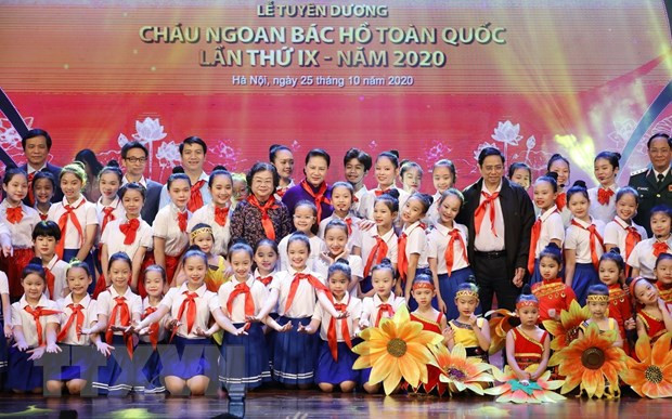 Chủ tịch Quốc hội Nguyễn Thị Kim Ngân với các đại biểu cùng các cháu thiếu nhi tại Lễ tuyên dương Cháu ngoan Bác Hồ toàn quốc lần thứ IX. (Ảnh: Văn Điệp/TTXVN)