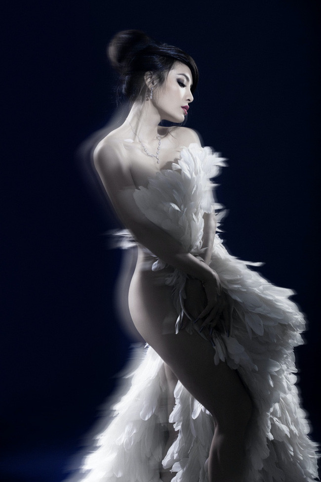 Nữ diễn viên dần trút bỏ xiêm y, khoe đường cong nóng bỏng