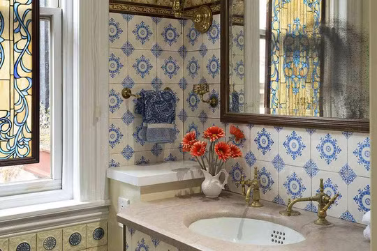 Không gian phòng tắm màu trắng, xanh, điểm nhấn của thiết kế là gạch ốp tường cùng màu có họa tiết, kích thước khác nhau giúp không gian nhẹ nhàng, tinh tế.