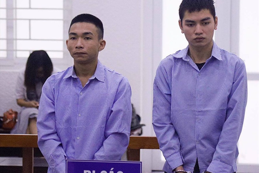 Hai tên cướp sát hại nam sinh chạy xe grab Đinh Văn Giáp và Đinh Văn Trường (từ trái qua) tại phiên toà sơ thẩm. Ảnh: V.Dũng.