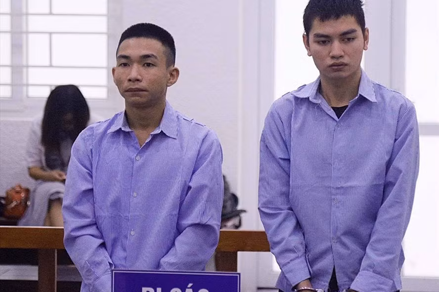 Hai tên cướp sát hại nam sinh chạy xe grab Đinh Văn Giáp và Đinh Văn Trường (từ trái qua) tại phiên toà sơ thẩm. Ảnh: V.Dũng.