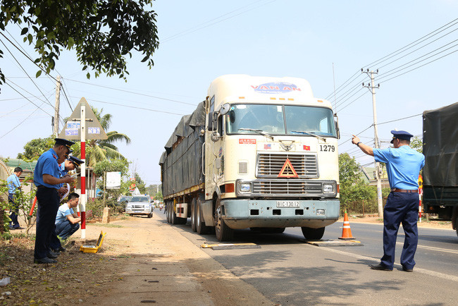 Lực lượng Thanh tra giao thông Đăk Nông kiểm tra tải trọng xe trên tuyến quốc lộ. Ảnh: P.V