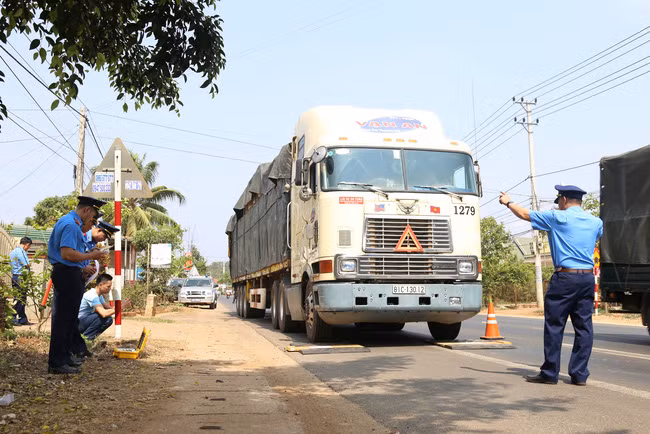 Lực lượng Thanh tra giao thông Đăk Nông kiểm tra tải trọng xe trên tuyến quốc lộ. Ảnh: P.V
