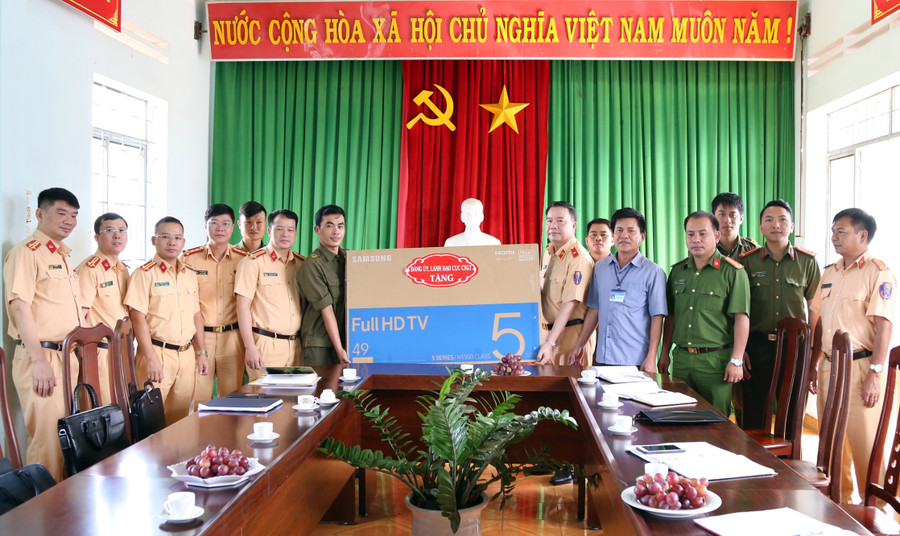 Đoàn Công tác Cục Cảnh sát giao thông, Bộ Công an tặng ti vi cho Công an xã Ia Băng, huyện Chư Prông. Ảnh: Lê Ánh