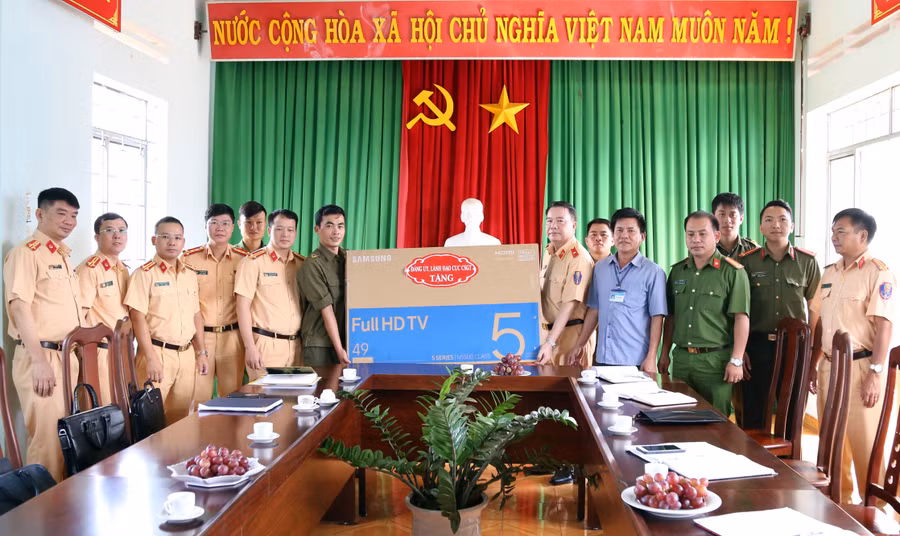 Đoàn Công tác Cục Cảnh sát giao thông, Bộ Công an tặng ti vi cho Công an xã Ia Băng, huyện Chư Prông. Ảnh: Lê Ánh