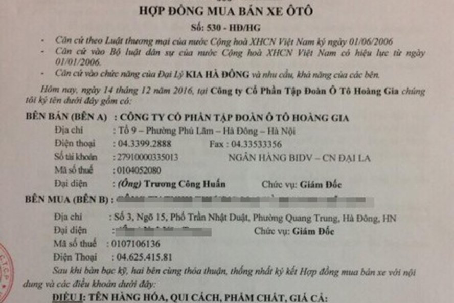 Các bị hại ký hợp đồng mua ô tô song bị vợ chồng Nam chiếm đoạt. Ảnh: nhân vật cung cấp. Các bị hại ký hợp đồng mua ô tô song bị vợ chồng Nam chiếm đoạt. Ảnh: nhân vật cung cấp.