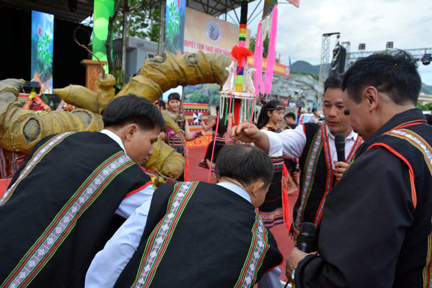 Rượu Sâm như là phép mầu sau khi dâng lên Thần Sâm được người đại diện trong làng thoa lên đầu dân làng nói riêng và những người dự lễ hội, lễ cúng nói chung.