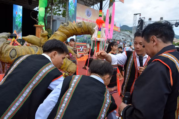  Rượu Sâm như là phép mầu sau khi dâng lên Thần Sâm được người đại diện trong làng thoa lên đầu dân làng nói riêng và những người dự lễ hội, lễ cúng nói chung.
