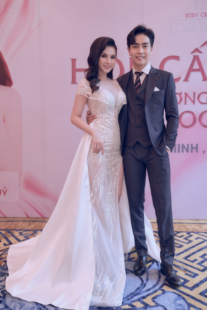 Thu Thủy rạng rỡ khi được ông xã Kin Nguyễn tháp tùng tham dự sự kiện ẢNH: NVCC