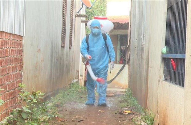 Phun xịt hoá chất khử trùng nhằm phòng ngừa bệnh bạch hầu. (Ảnh: TTXVN phát)