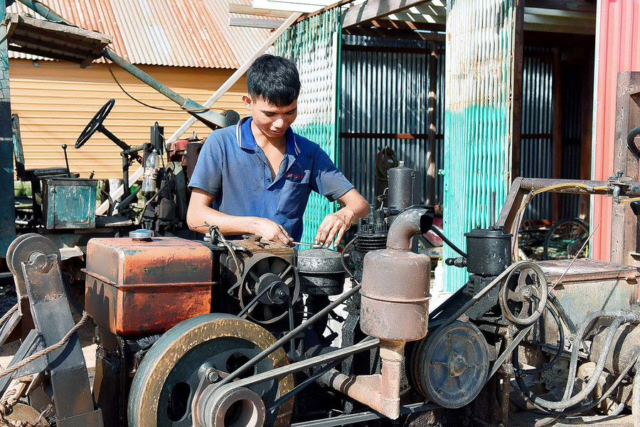 Làm nghề sửa chữa máy nông nghiệp, anh Ksor Phương cho biết: Ở khu làng mới này, đường giao thông đi lại rất thuận tiện nên đã tạo việc làm thường xuyên cho gia đình tôi. Bình quân mỗi tháng, tôi cũng thu nhập hơn 3 triệu đồng từ nghề sửa chữa máy nông nghiệp. Anh Ksor Phương sinh năm 1996 làm nghề sửa chữa máy nông nghiệp cho biết: ở khu làng mới này đi đường giao thông đi lại rất thuận tiện nên đã việc làm thường xuyên cho gia đình tôi. Bình quân mỗi tháng tôi cũng thu nhập hơn 3 triệu đồng /tháng.