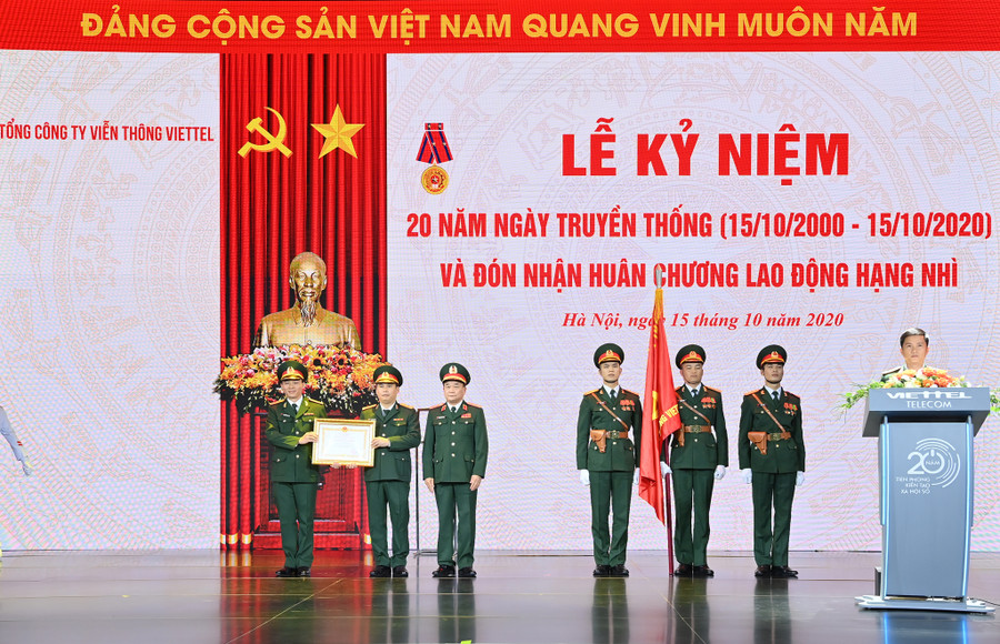 Tổng Công ty Viễn thông Viettel đón nhận Huân chương Lao động hạng nhì. Ảnh: Gia Bảo
