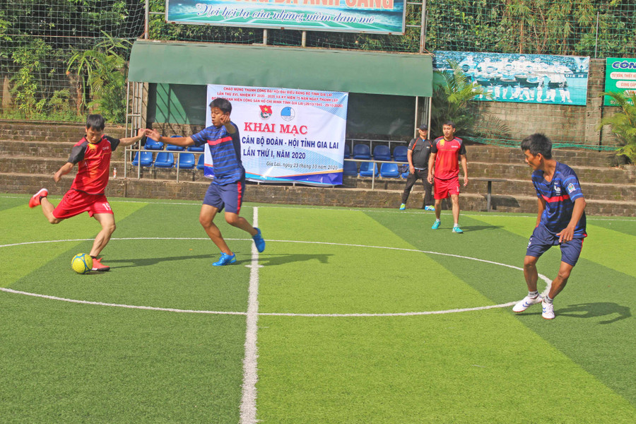 Bóng đá là 1 trong 5 môn thi đấu tại hội thao. Ảnh: Phan Lài