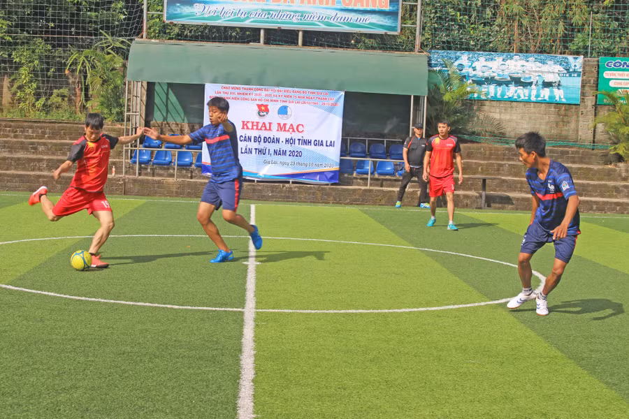 Bóng đá là 1 trong 5 môn thi đấu tại hội thao. Ảnh: Phan Lài