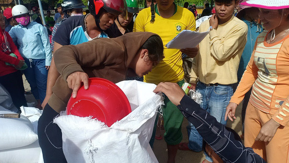 Gạo cứu đói tiếp tế cho dân vùng lũ trước bão số 9 ảnh 4 Gạo được phân phát tới tay từng hộ gia đình.