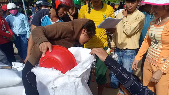 Gạo được phân phát tới tay từng hộ gia đình.