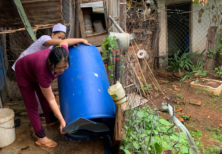 Người dân cần chung tay vệ sinh môi trường, diệt muỗi, lăng quăng, bọ gậy, để phòng, chống SXH hiệu quả. Ảnh: Như Ý