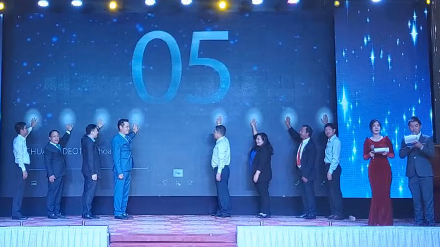 Đại diện Sở KH-CN, Tỉnh Đoàn, Hội Doanh nhân trẻ Việt Nam, Câu lạc bộ Doanh nhân Sao Đỏ bấm nút khai trương Cổng thông tin Khởi nghiệp đổi mới sáng tạo tỉnh Gia Lai. Ảnh: Ngọc Thu