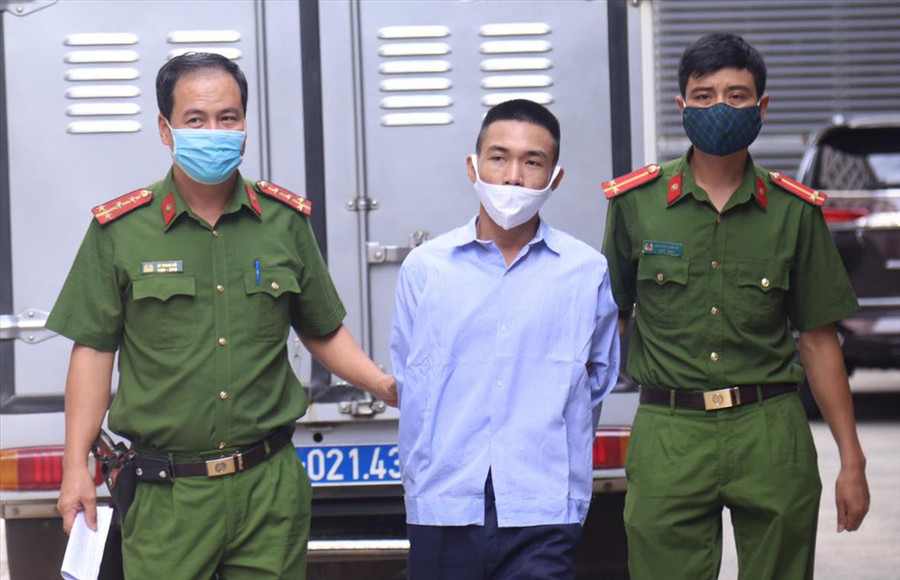  Đinh Văn Giáp (giữa) bị dẫn giải vào phòng xét xử. Ảnh: V.Dũng.