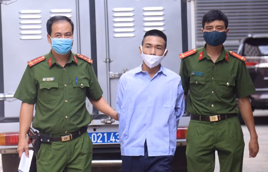  Đinh Văn Giáp (giữa) bị dẫn giải vào phòng xét xử. Ảnh: V.Dũng.