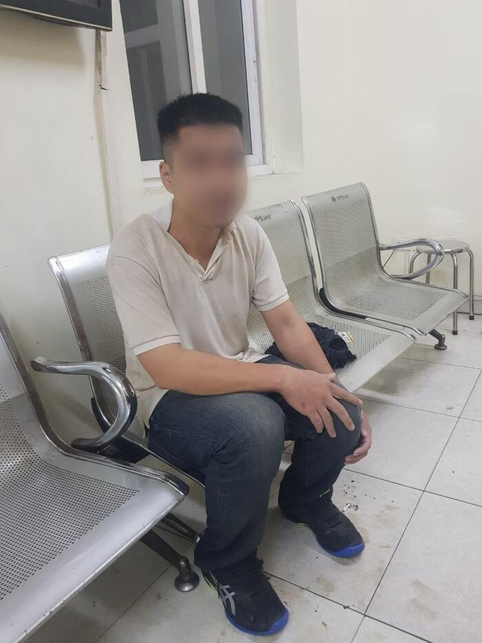  Người đàn ông sau khi được cứu nạn tại cơ quan công an