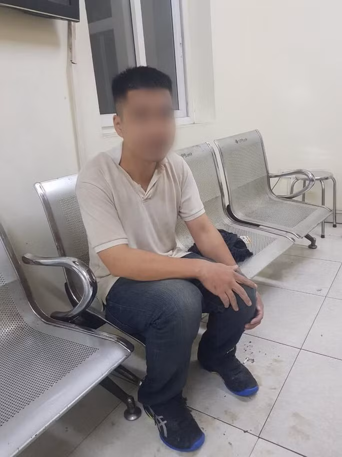  Người đàn ông sau khi được cứu nạn tại cơ quan công an