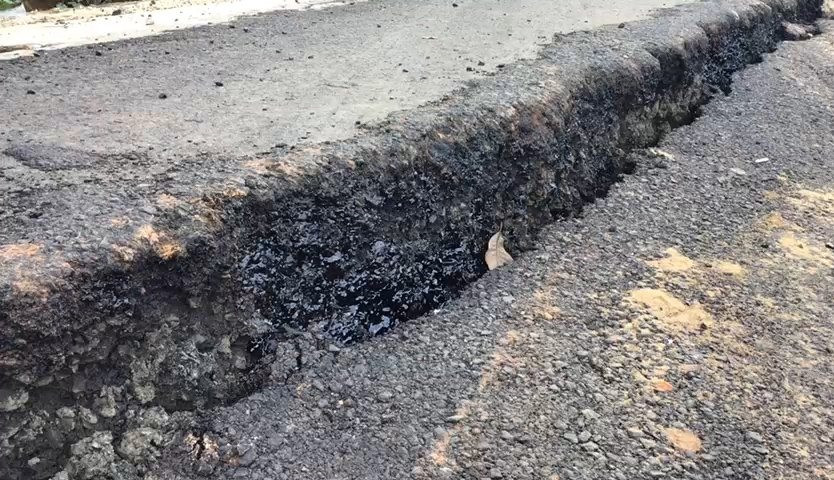  Nứt gãy sâu khiến các phương tiện qua đây gặp nguy hiểm. Ảnh: T.Thành