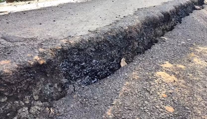  Nứt gãy sâu khiến các phương tiện qua đây gặp nguy hiểm. Ảnh: T.Thành