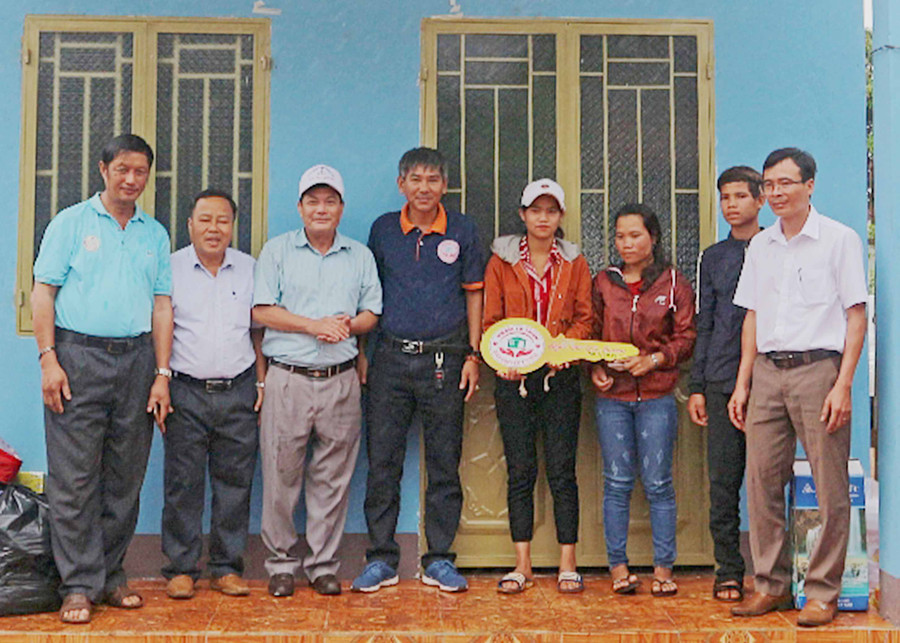 Lãnh đạo huyện Đak Đoa và CLB thiện nguyện “Ngôi nhà yêu thương” tặng nhà cho 3 chị em Hyun, là trẻ mồ côi ở làng O Đất (xã Ia Băng). Ảnh: Hoàng Cư