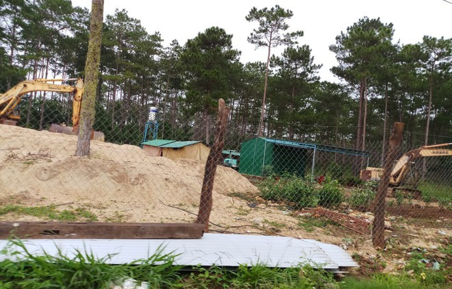 Ông Mẫn Văn Đỉnh lấn chiếm xây dựng nhà, chuồng trại trên đất rừng tại xã Lộc Phú, H.Bảo Lâm ẢNH: TRÙNG DƯƠNG