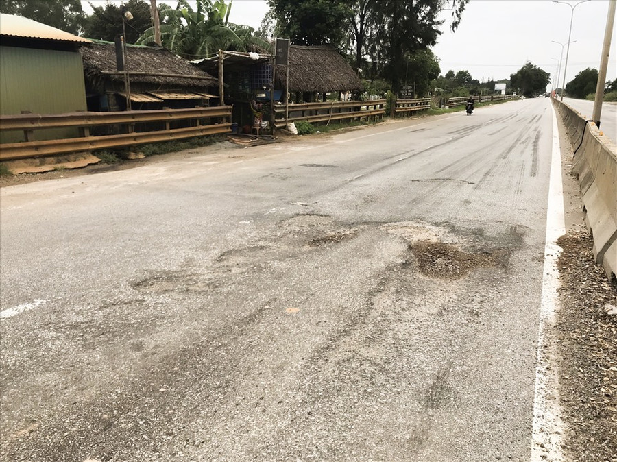 Rất nhiều điểm trên đường Quốc lộ 1A xuất hiện ổ gà.