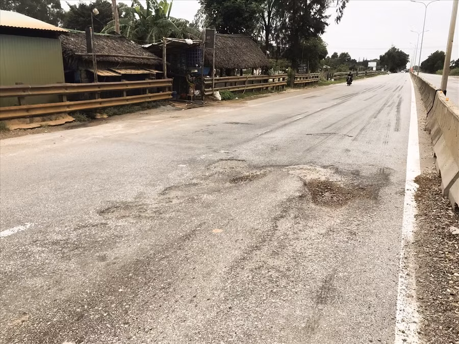 Rất nhiều điểm trên đường Quốc lộ 1A xuất hiện ổ gà.