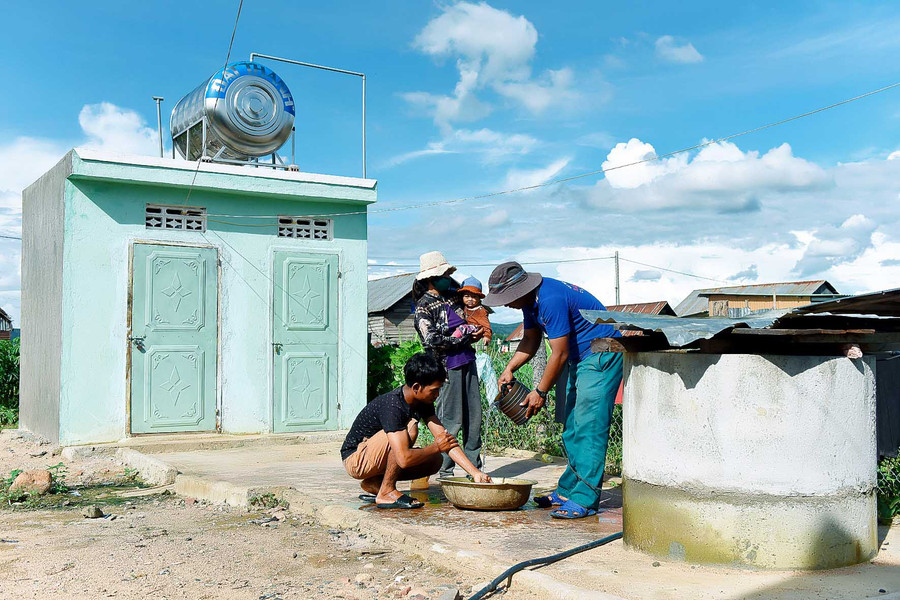 Nhiều hộ dân có điều kiện đã làm thêm mái tôn ở trước sân, mở rộng gian bếp để sinh hoạt, xây dựng công trình phụ như nhà tắm, nhà vệ sinh... Những hộ dân có điều kiện hơn chút thì làm thêm mái tôn ở trước sân, mở rộng gian bếp để sinh hoạt, xây dựng thêm những công trình phụ như nhà tắm, nhà vệ sinh...
