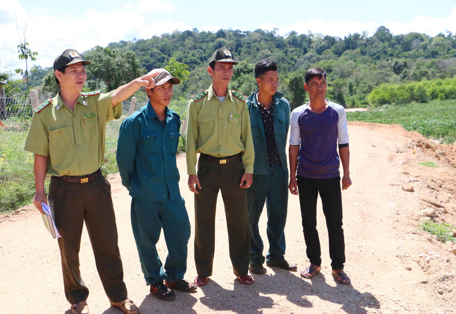 Việc giao khoán rừng cho người dân quản lý bảo vệ góp phần hạn chế tình trạng phá rừng, lấn chiếm đất rừng. Ảnh: Quang Tấn Việc giao khoán rừng cho người dân quản lý bảo vệ, góp phần hạn chế tình trạng phá rừng, lấn chiếm đất rừng. Ảnh: Quang Tấn