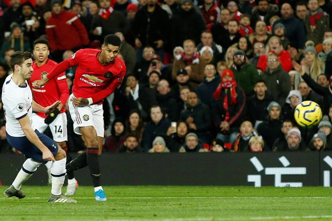 Marcus Rashford (phải) chưa có nhiều hoạt động cho việc hỗ trợ phòng ngự REUTERS