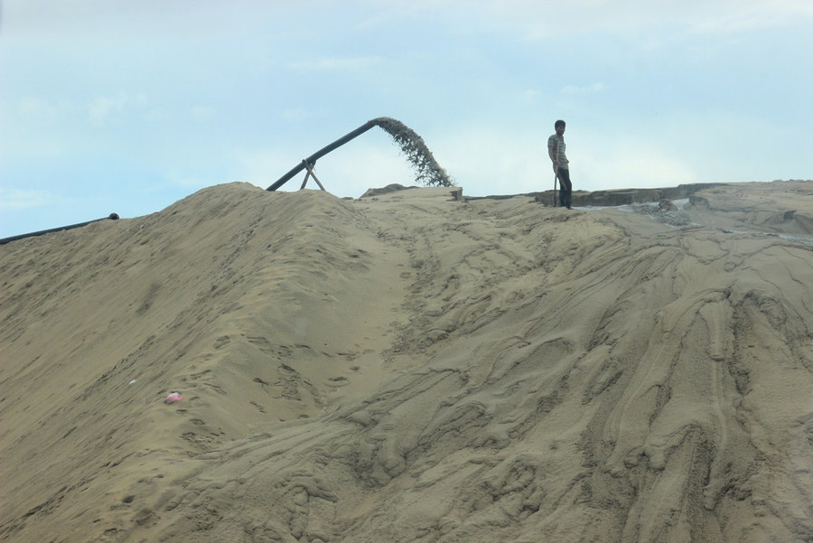  Cát hút nạo vét cửa biển Tam Quan đổ về bãi tập kết trên bờ. Ảnh: Dũ Tuấn.