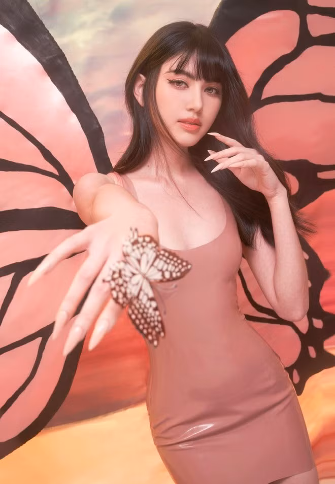 Những năm trở lại đây, Mai Davika không nhận nhiều dự án. Phim đáng chú ý nhất gần đây mà cô tham gia là Mùa hè của hồ ly bản Thái Lan. Mai Davika cũng là một trong những sao nữ Thái Lan rất được các nhãn hàng săn đón ẢNH: INSTAGRAM NV