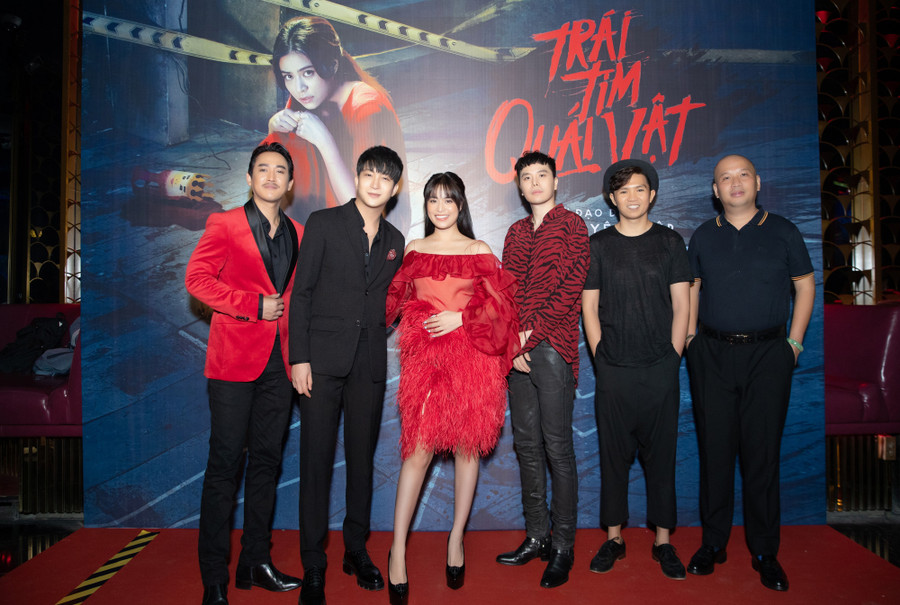 Các diễn viên trong phim và nhà sản xuất Quang Huy, đạo diễn Tạ Nguyên Hiệp.