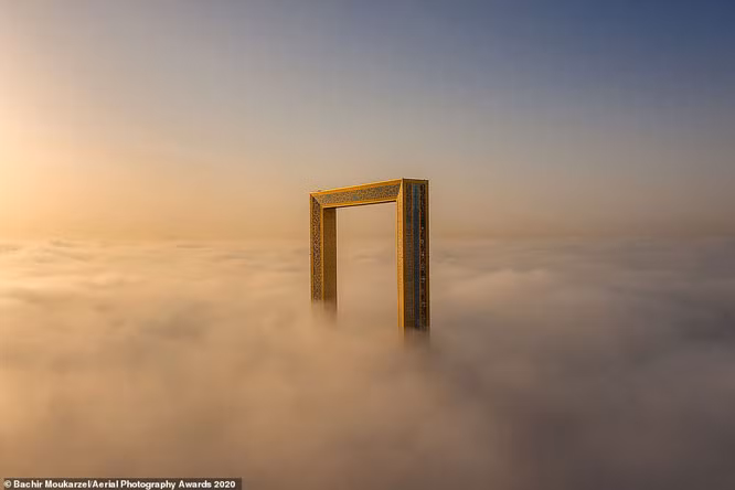 Giải cao nhất hạng mục “Xây dựng” thuộc về nhiếp ảnh gia Bachir Moukarzel người Lebanon với bức ảnh về tòa nhà Dubai Frame cao 150m chìm trong làn mây mờ ảo ở thành phố Dubai (UAE). Ảnh: Bachir Moukarzel