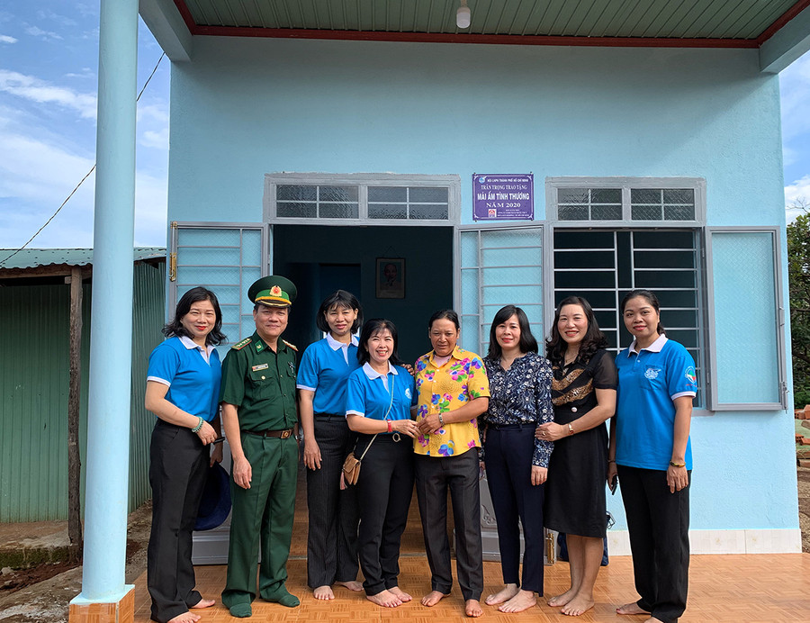 Tặng nhà “Mái ấm tình thương” cho phụ nữ biên giới. Ảnh: Hoàng Ngọc Tặng nhà “Mái ấm tình thương” cho phụ nữ biên giới. Ảnh: Hoàng Ngọc