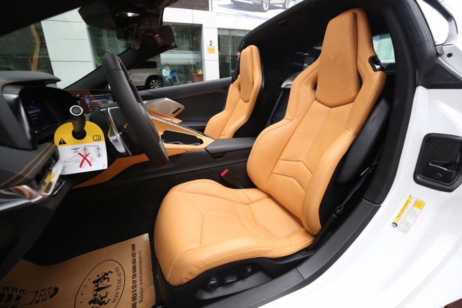 Ghế ngồi kiểu xe đua, ôm lưng người lái.