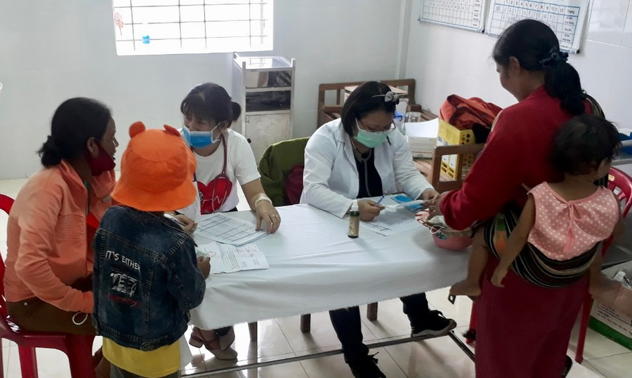 Bác sĩ khám bệnh cho người dân xã Kông Năng, huyện Krông Pa sáng 3-10 . Ảnh: Như Nguyện