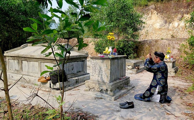 Đơn sơ mộ của Đức phi Lê Ngọc Bình tại Huế - Ảnh: Bùi Ngọc Long Đơn sơ mộ của Đức phi Lê Ngọc Bình tại Huế - Ảnh: Bùi Ngọc Long