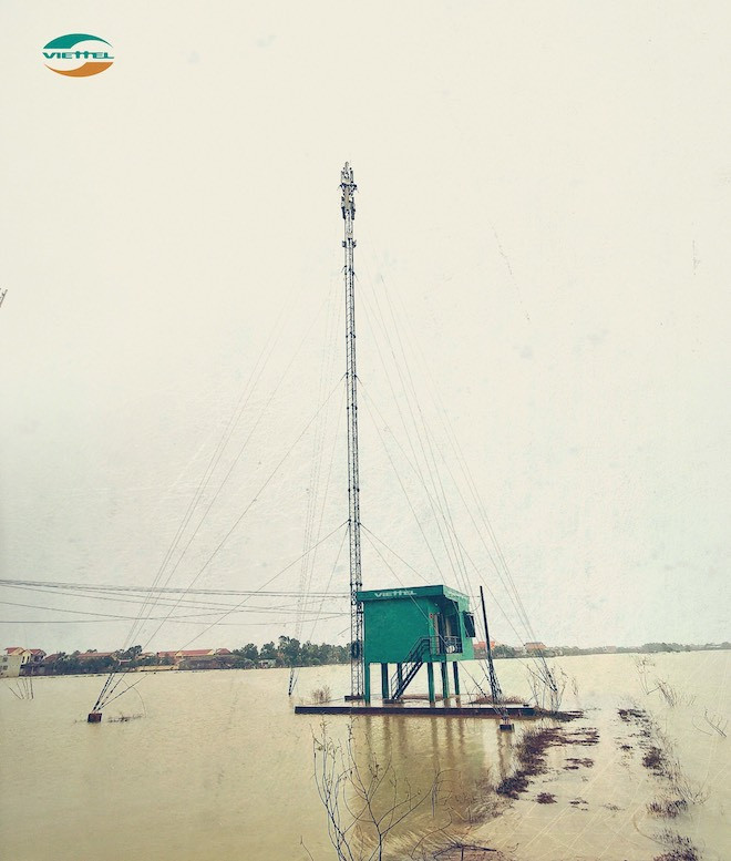 Một cột sóng của nhà mạng Viettel giữa dòng nước lũ.