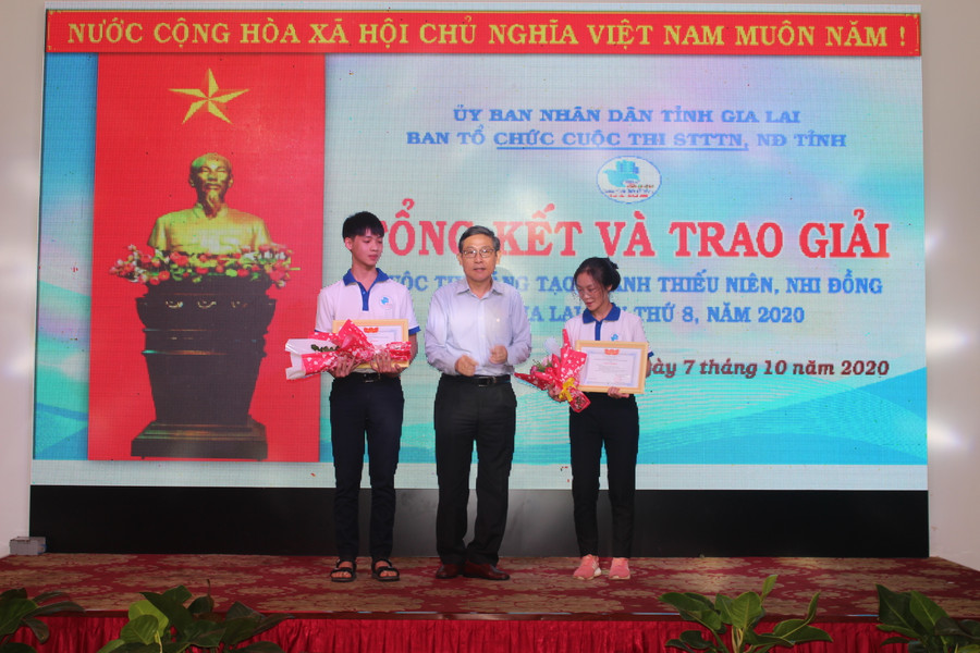 Ông Lê Duy Định-Phó Giám đốc Sở Giáo dục và Đạo tạo trao giải nhì cho đại diện 2 nhóm tác giả đạt giải. Ảnh: Thủy Bình