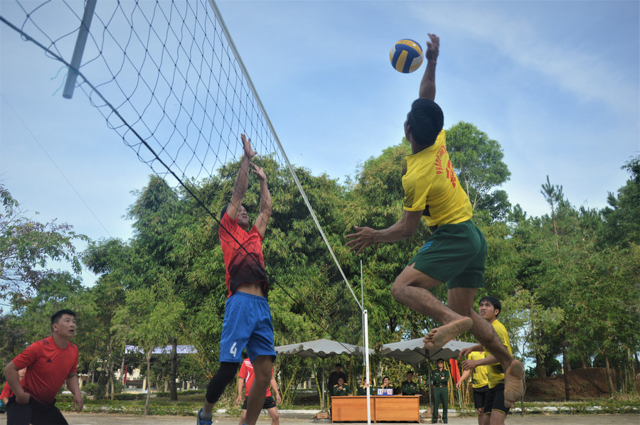 Các vận động viên tranh tài ở môn bóng chuyền. Ảnh: Kim Hồng
