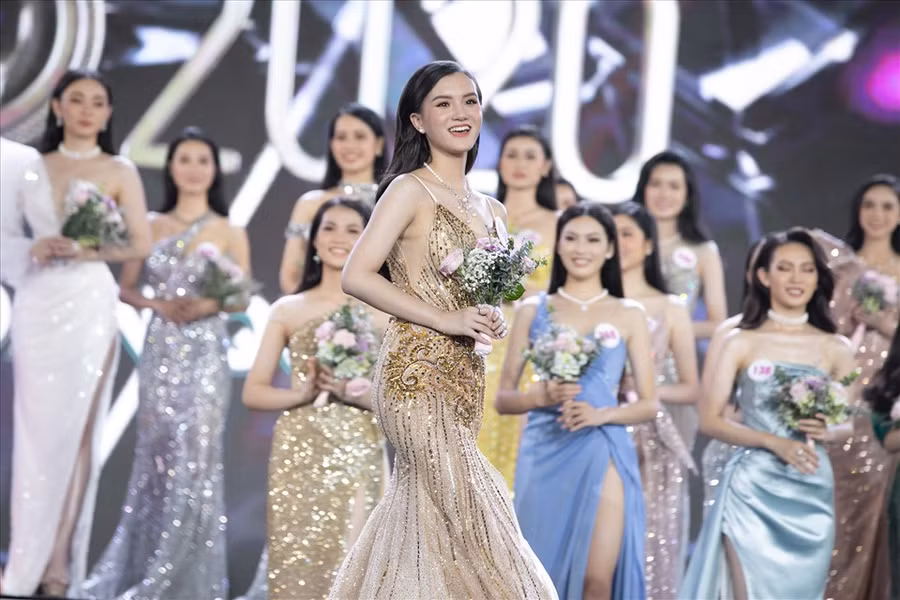 Nhờ sự tự tin, cô đã xuất sắc được gọi tên vào top 35 chung cuộc. Tuy nhiên, nếu muốn chạm tay vào vương miện Tú Quỳnh cần nỗ lực và thể hiện bản thân nhiều hơn nữa. Ảnh: Kiếng Cận.