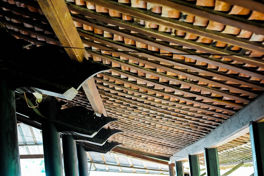  Ngôi nhà một nhóm thợ đến từ làng nghề chạm khắc mộc nổi tiếng ở Huế xây dựng và trang trí. Để hoàn thiện công trình, nhóm thợ đã bỏ ra 3 năm ròng rã.