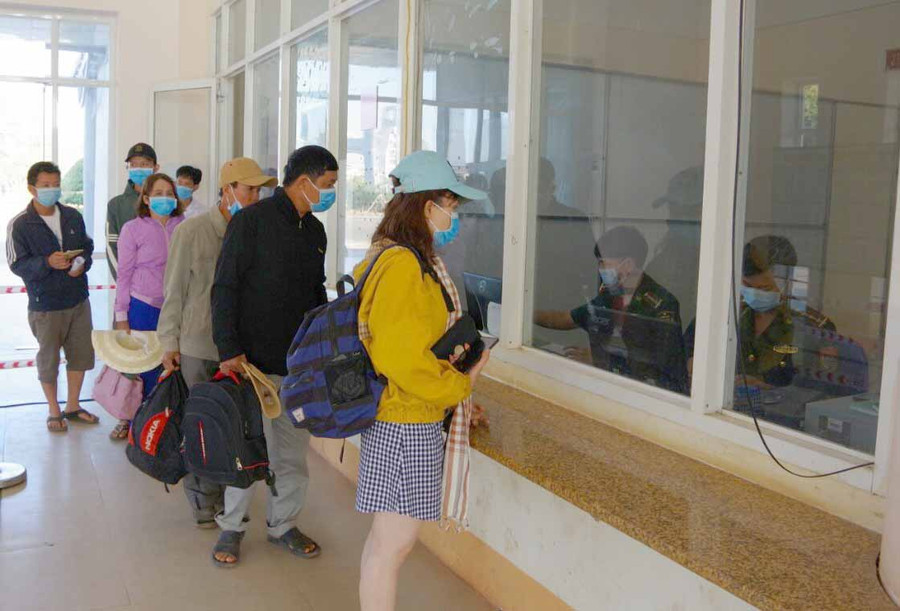 Người dân làm thủ tục xuất-nhập cảnh tại Trạm Kiểm soát Biên phòng (Đồn Biên phòng Cửa khẩu Quốc tế Lệ Thanh). Ảnh: Anh Huy