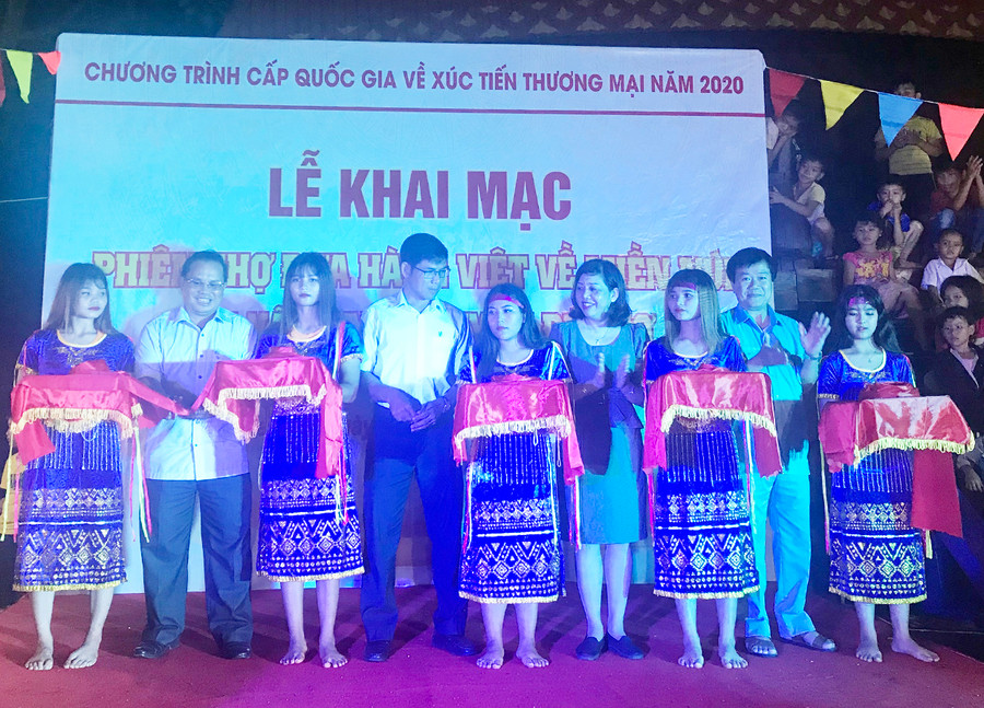 Cắt băng khai mạc Phiên chợ hàng Việt về miền núi tại xã Ia Nan (Đức Cơ). Ảnh: Vũ Thảo